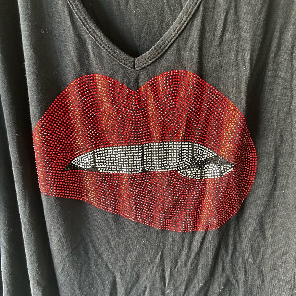 Lauren Moshi Eva X Crystal Biting Lip Drape V Neck
Tee Size Medium - Picture 4 of 8